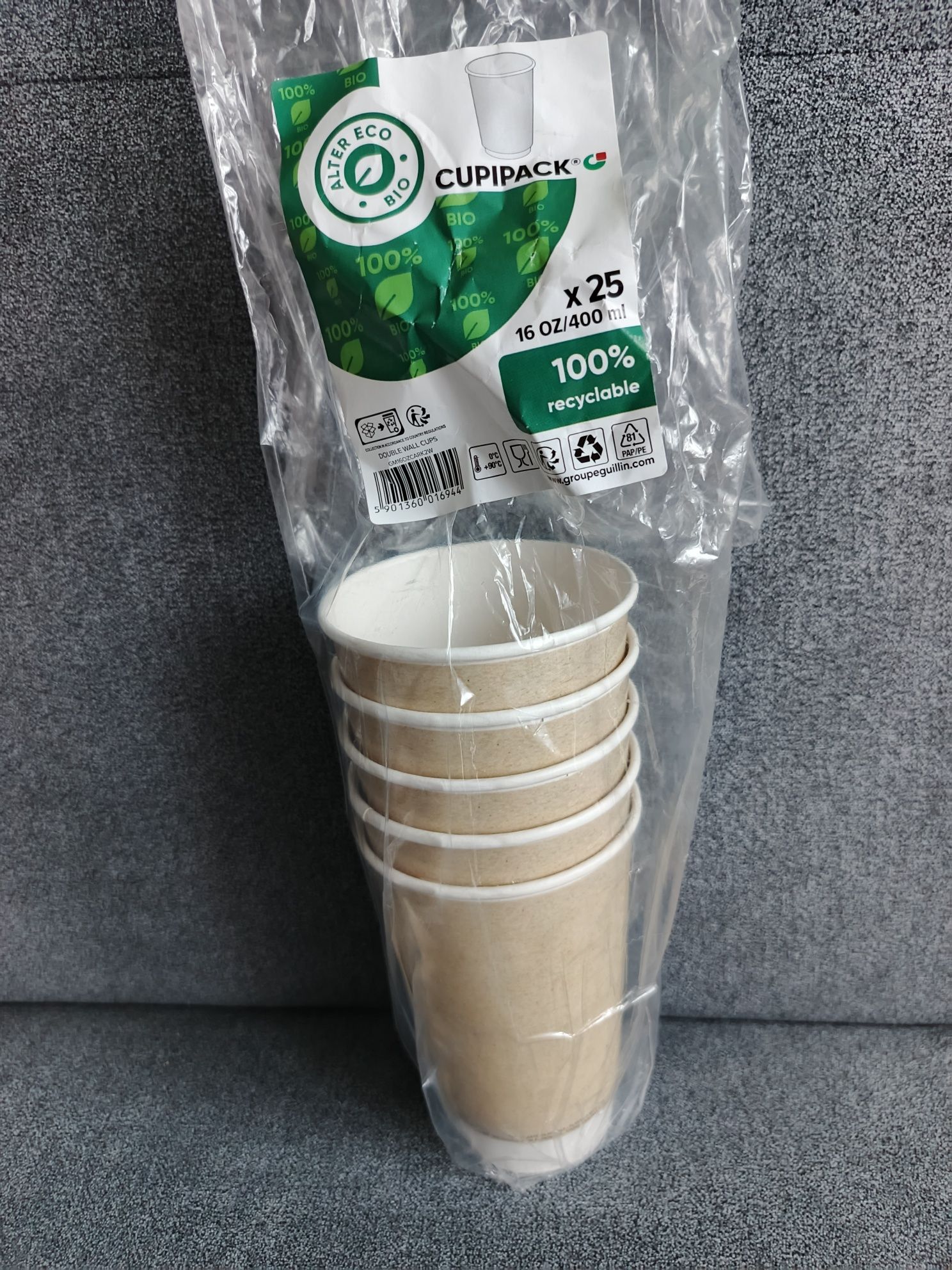 Zestaw plastikowych pojemników na żywność, kubków + drewniane sztućce