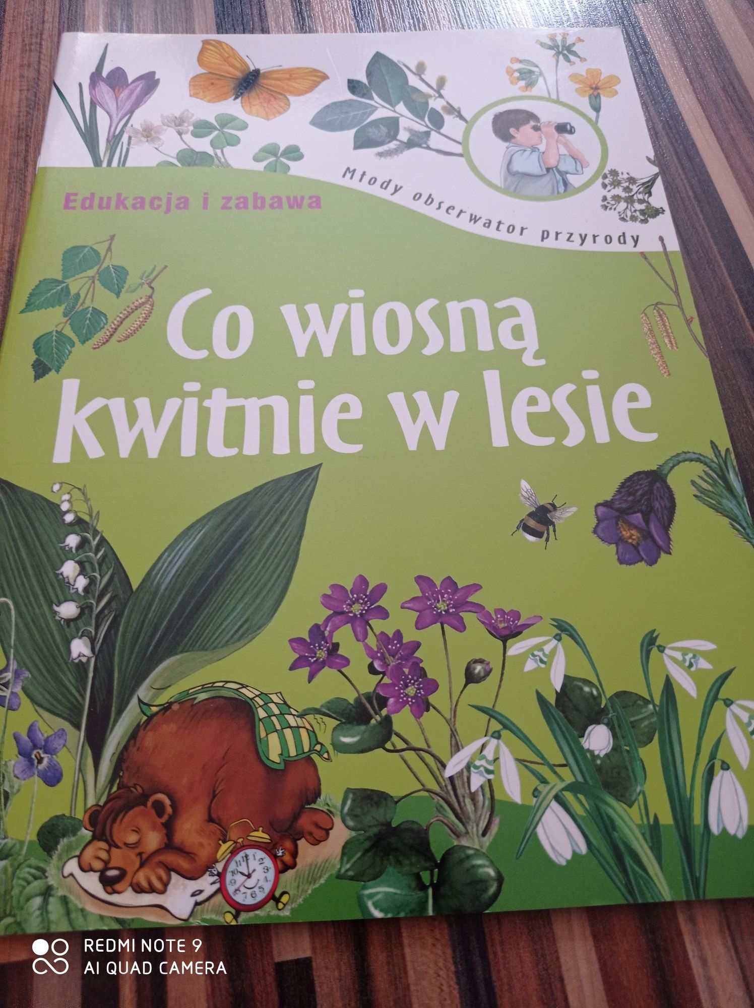 Edukacja i zabawa młody obserwator przyrody co wiosną kwitnie w lesie
