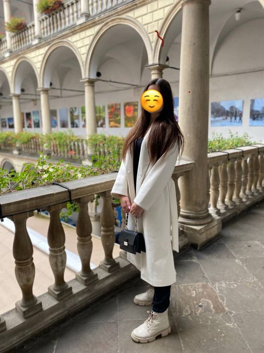 Жіноче молочне пальто