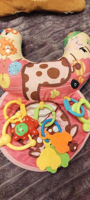 Розвиваючий килимок-подушка з брязкальцям