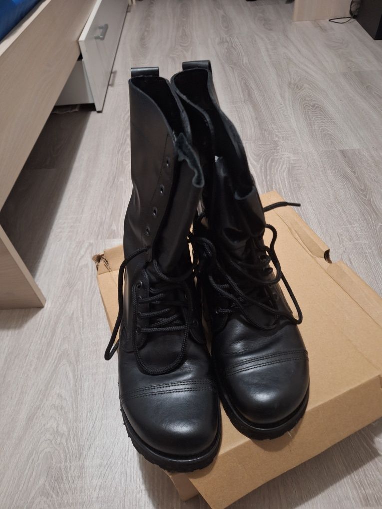 Botas militar praticamente novas