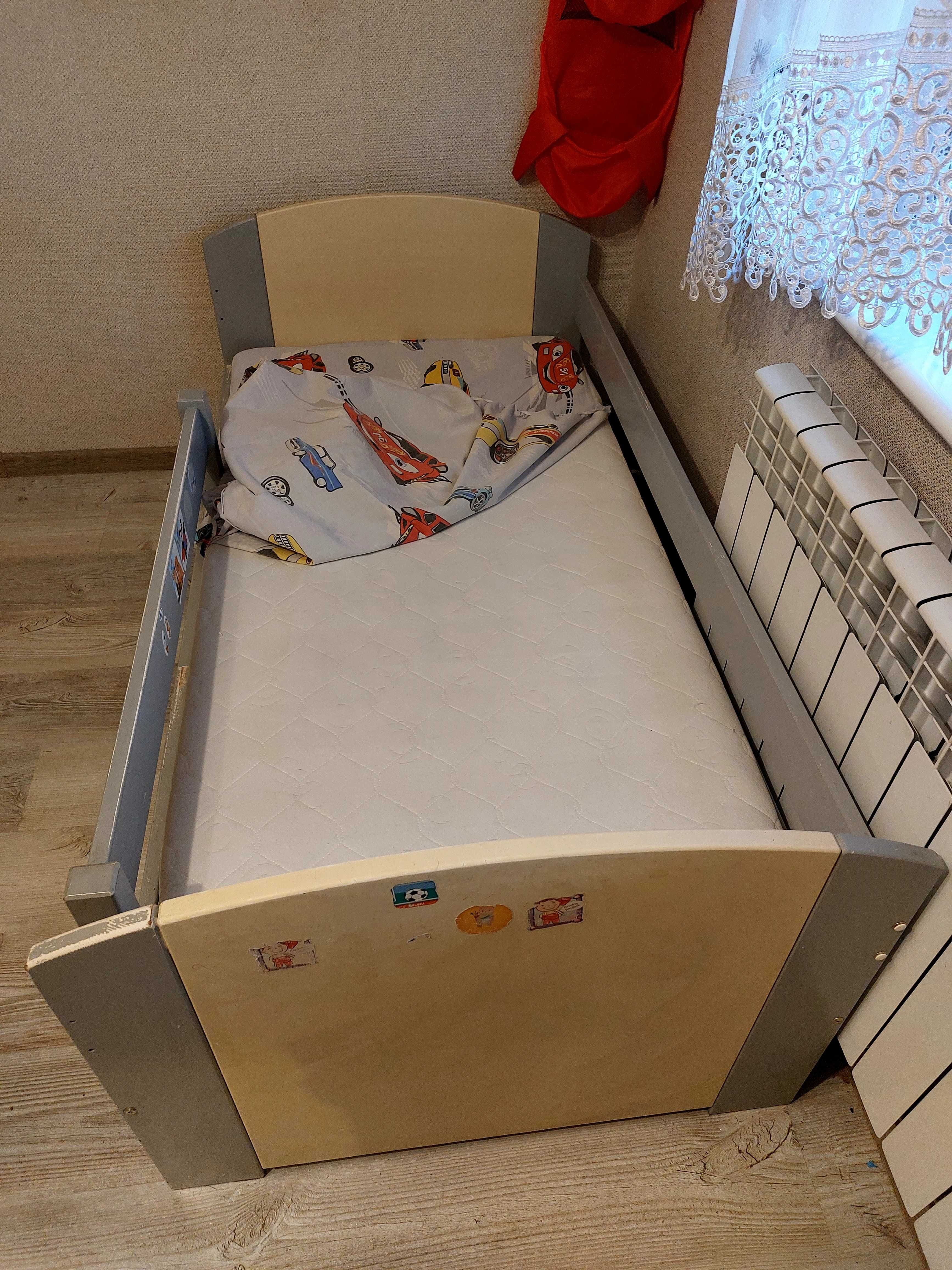 Łóżko drewniane z szuflada i materacem