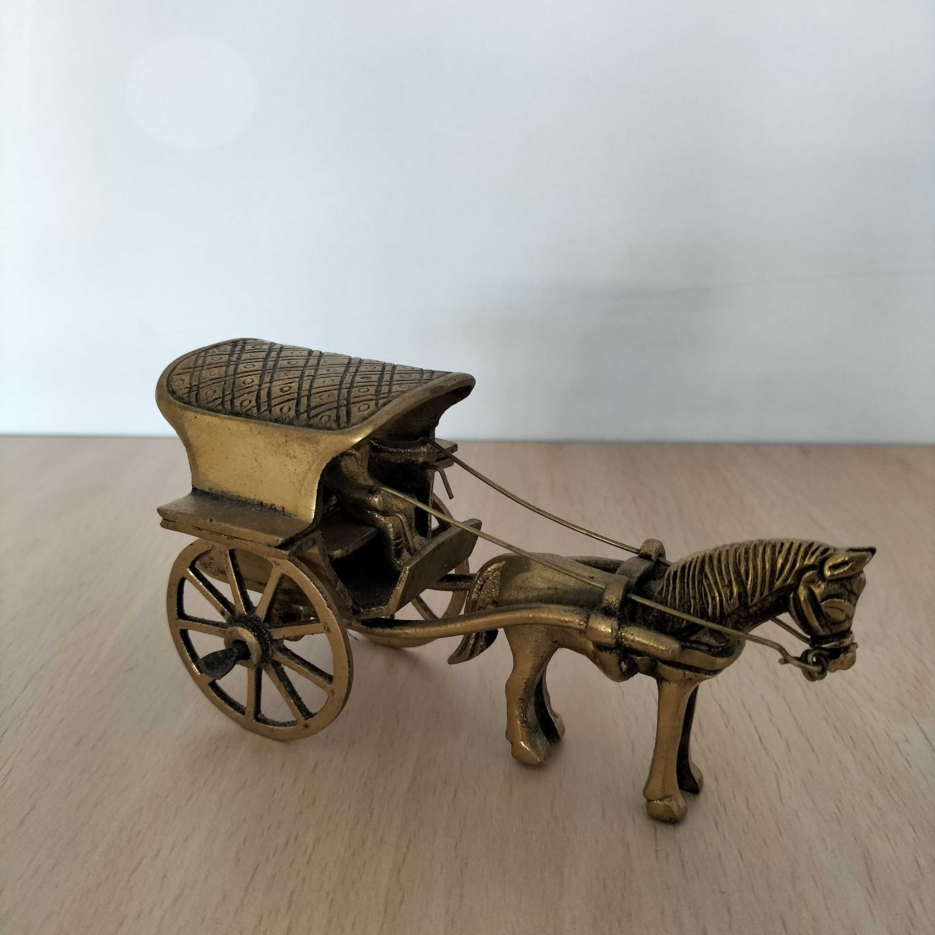 Estatueta coche em ferro dourado