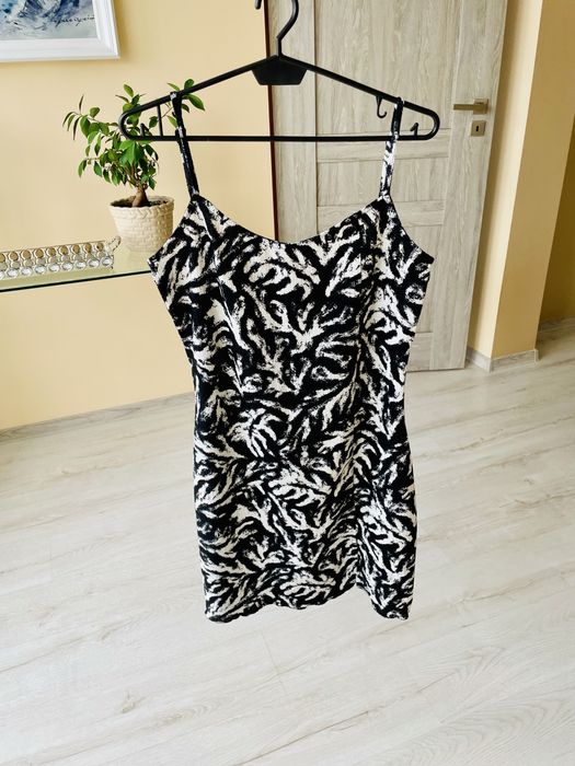 Modna łaciata sukienka na ramiączka Sinsay czarno biała M