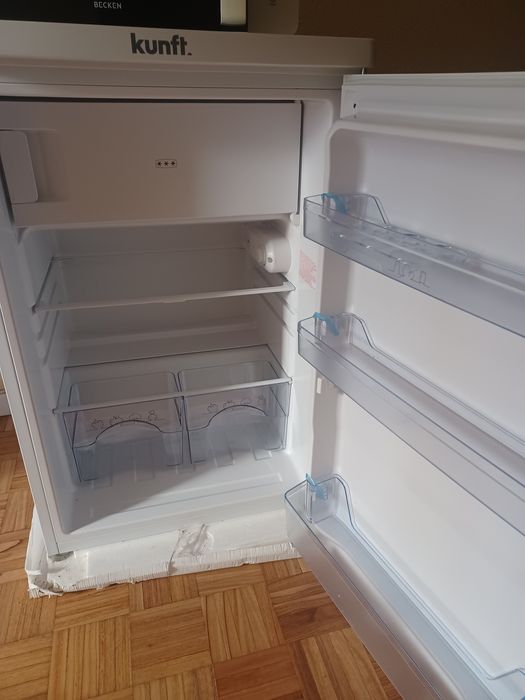 Vendo frigorífico pequeno em bom estado praticamente novo sem marcas.