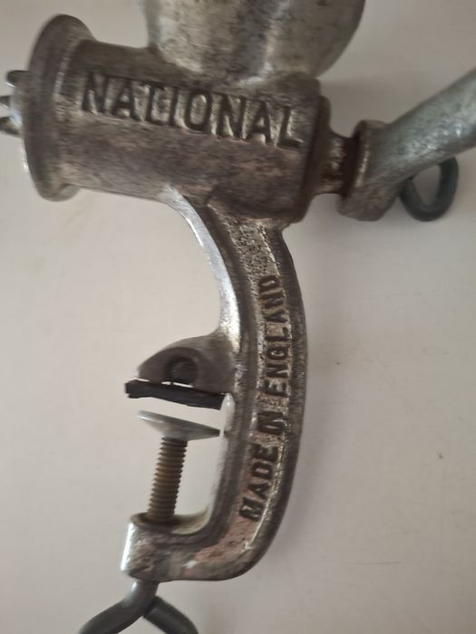 Moedor de carne picsdor antigo em aço inglês