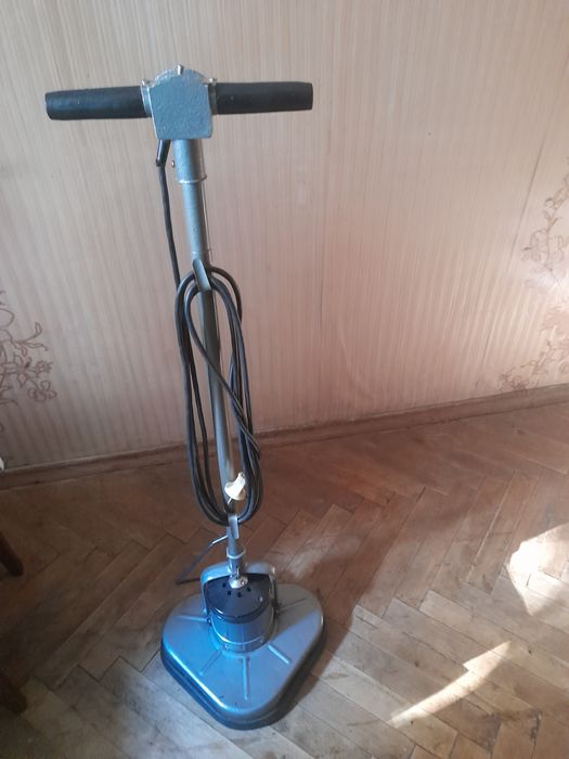 Працюючий Полотер радянських часів