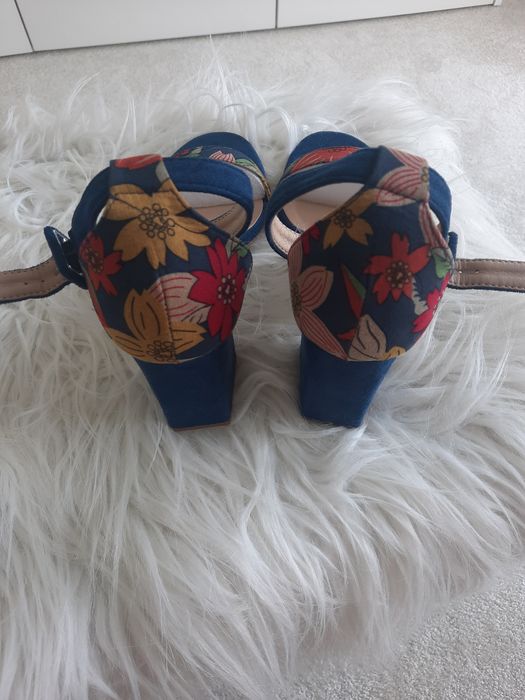 Sandálias novas com salto, tm 38