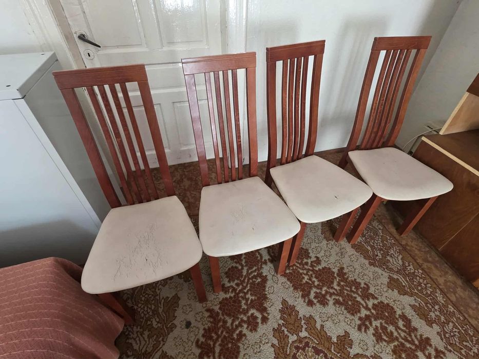 Krzesła drewniane i stolik