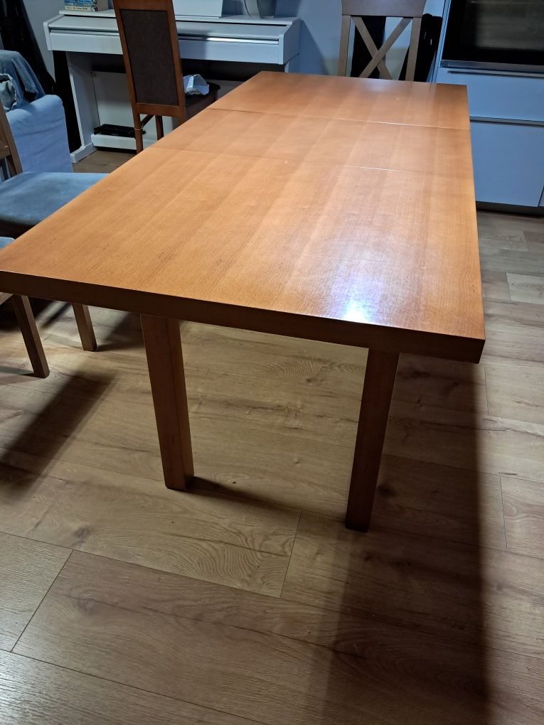 Stół do salonu nieduży