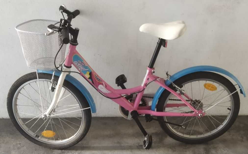 Bicicleta de menina com cesto