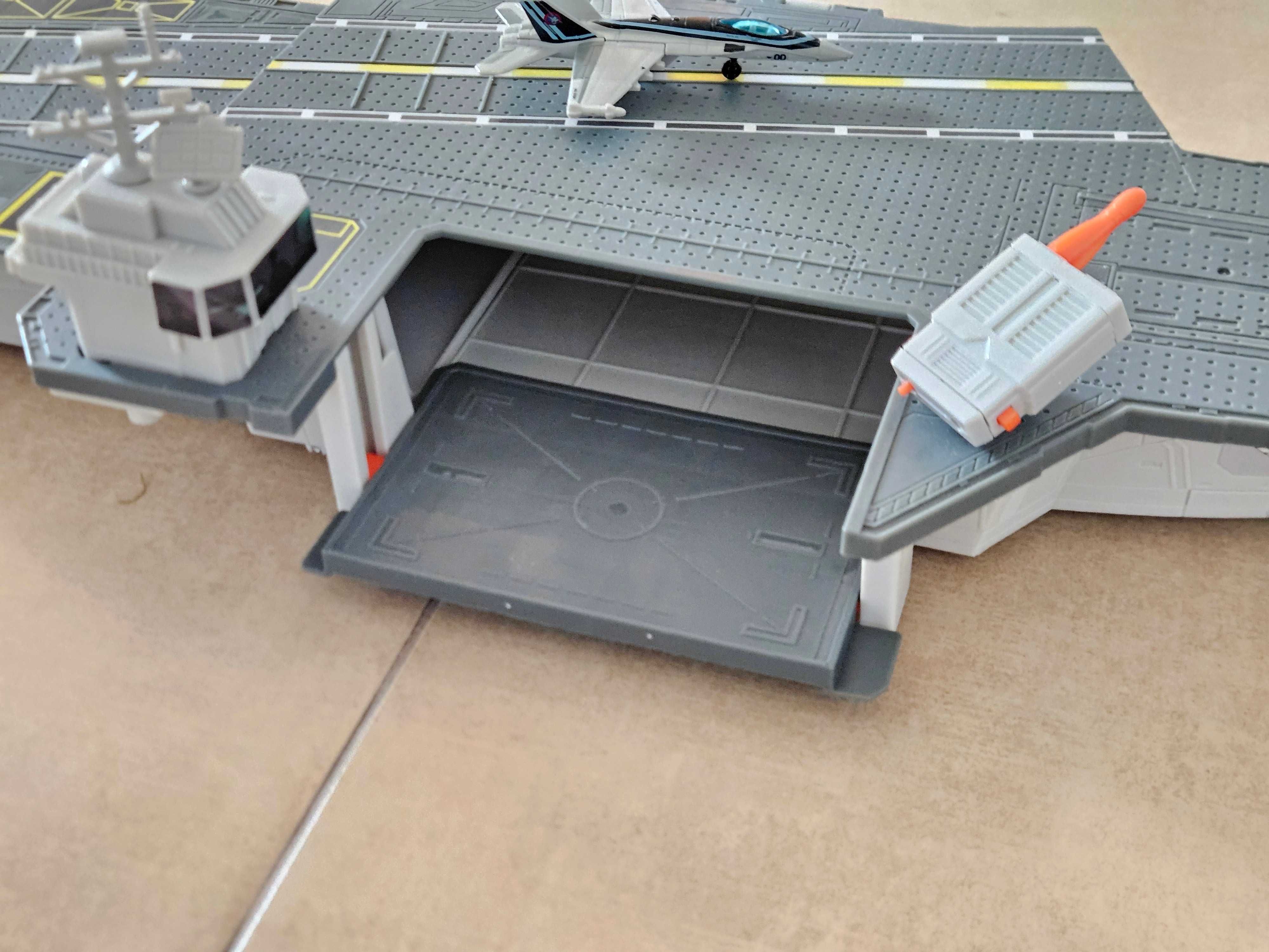 Lotniskowiec Matchbox R0778 Top Gun Maverick Edition + Stacja Paliw
