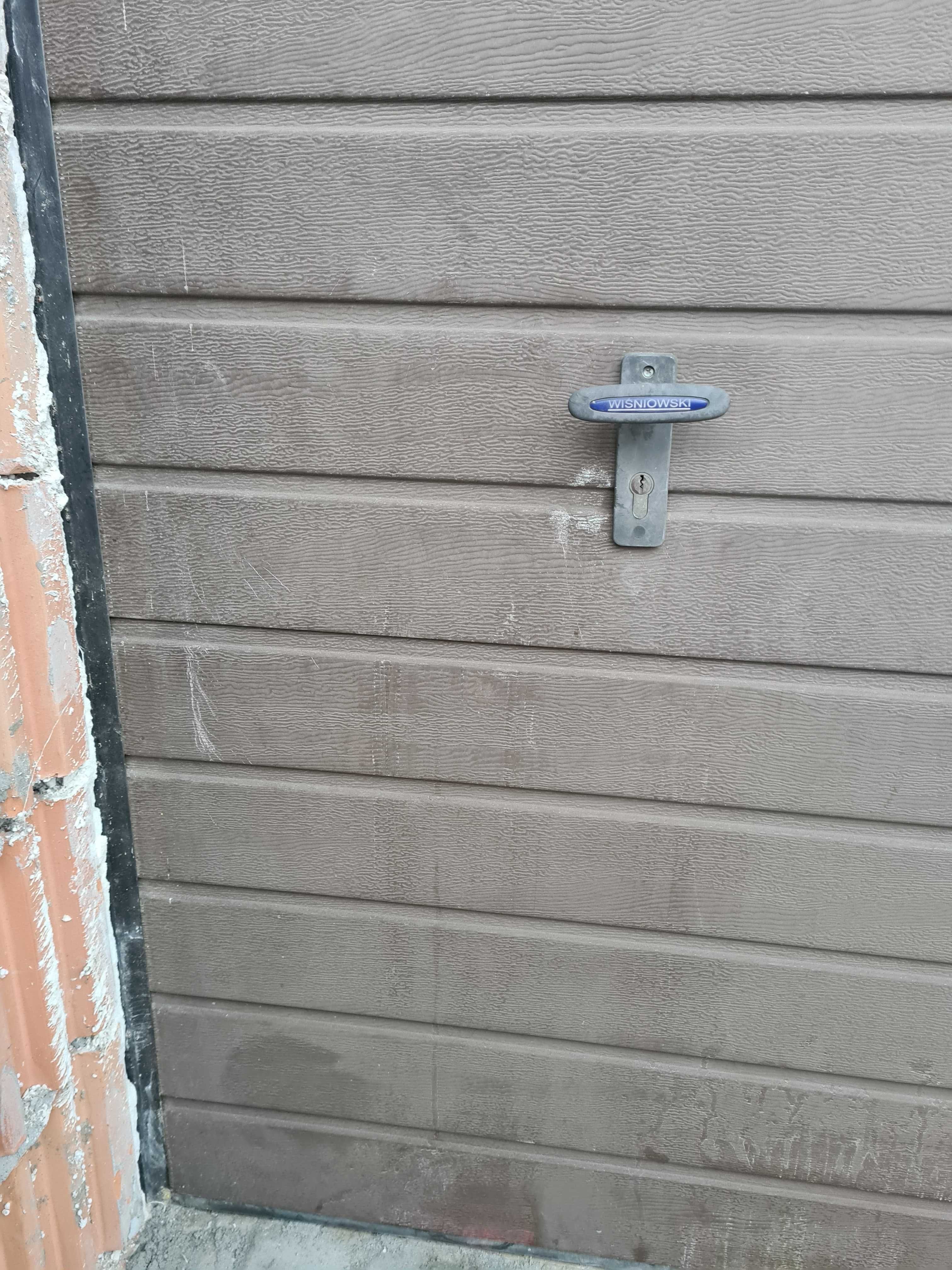 Brama garażowa segmentowa Wiśniowski orzech 260x240 z napędem