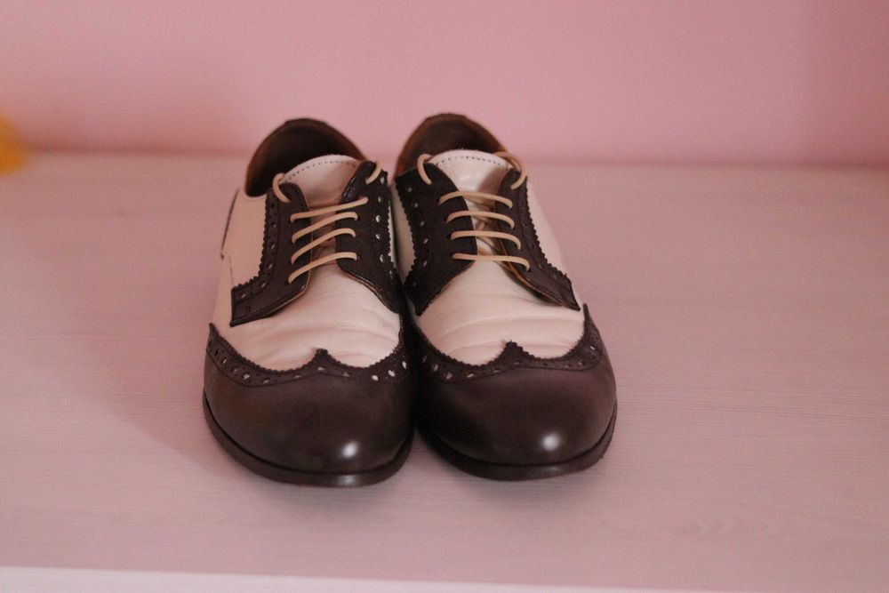 Sapatos de homem brogue da MOMA