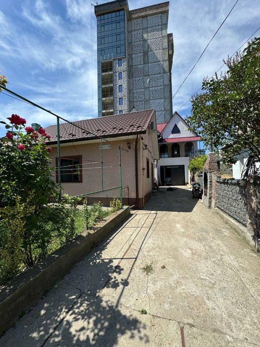 Продається 1/2 будинку в парковій зоні міста