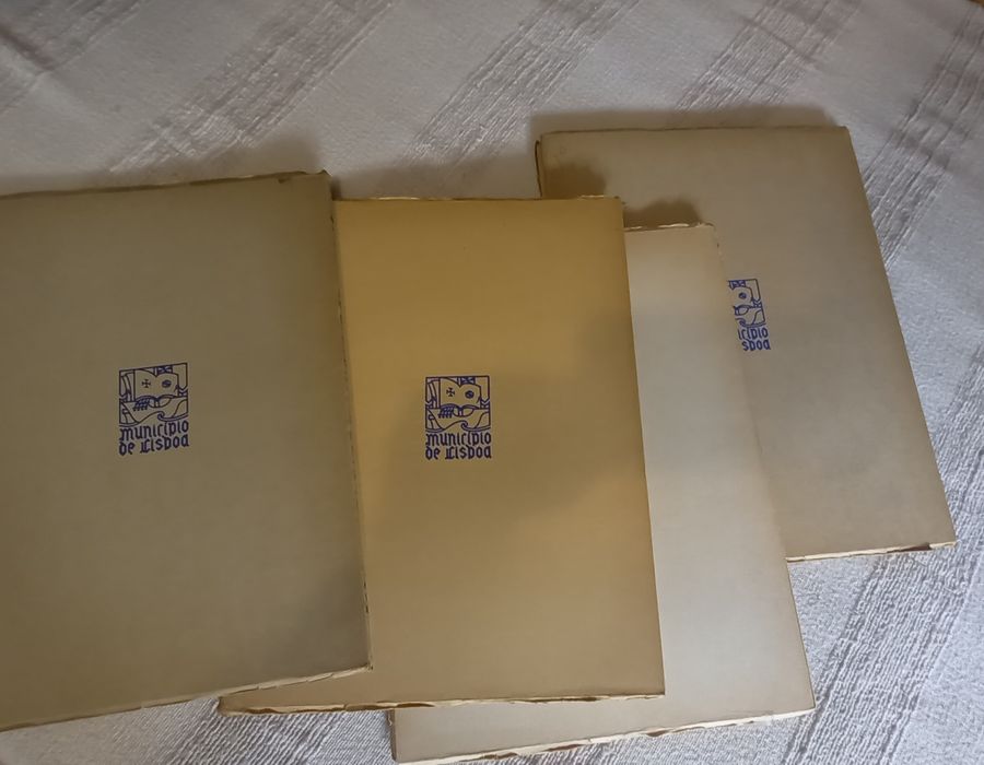 Quatro revistas da Câmara de Lisboa anos 40