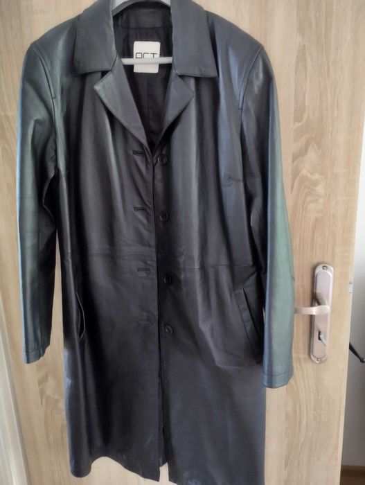 Damski płaszcz z miękkiej skórki czarny krój prosty.