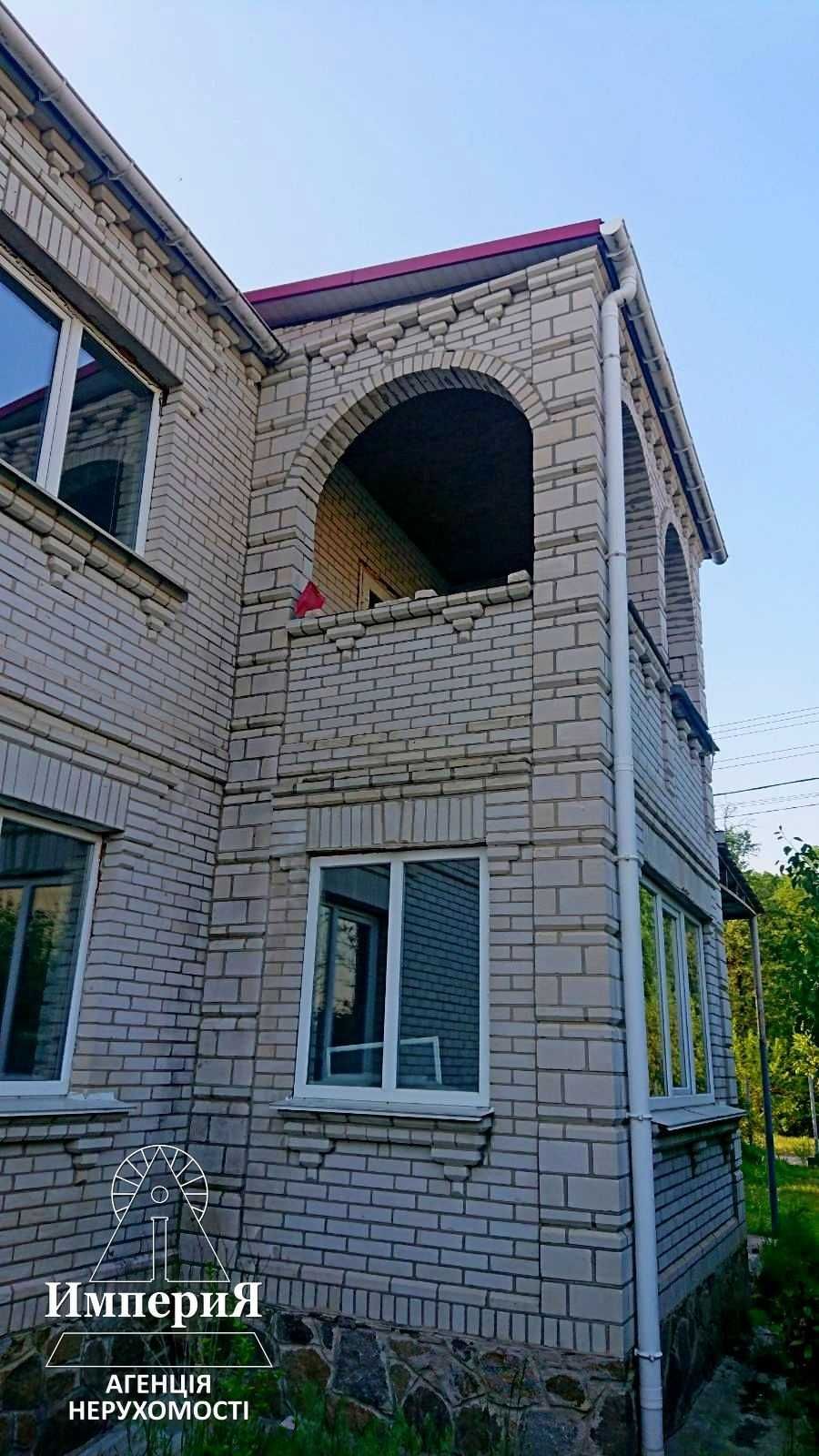 Продам большой дом в Центре Шкаровки.