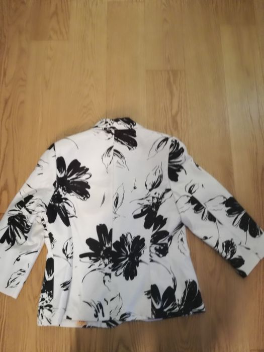 Elegancki żakiet ecru w czarne kwiaty, rozmiar 40.