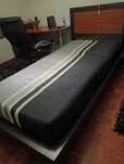Cama solteiro e secretária