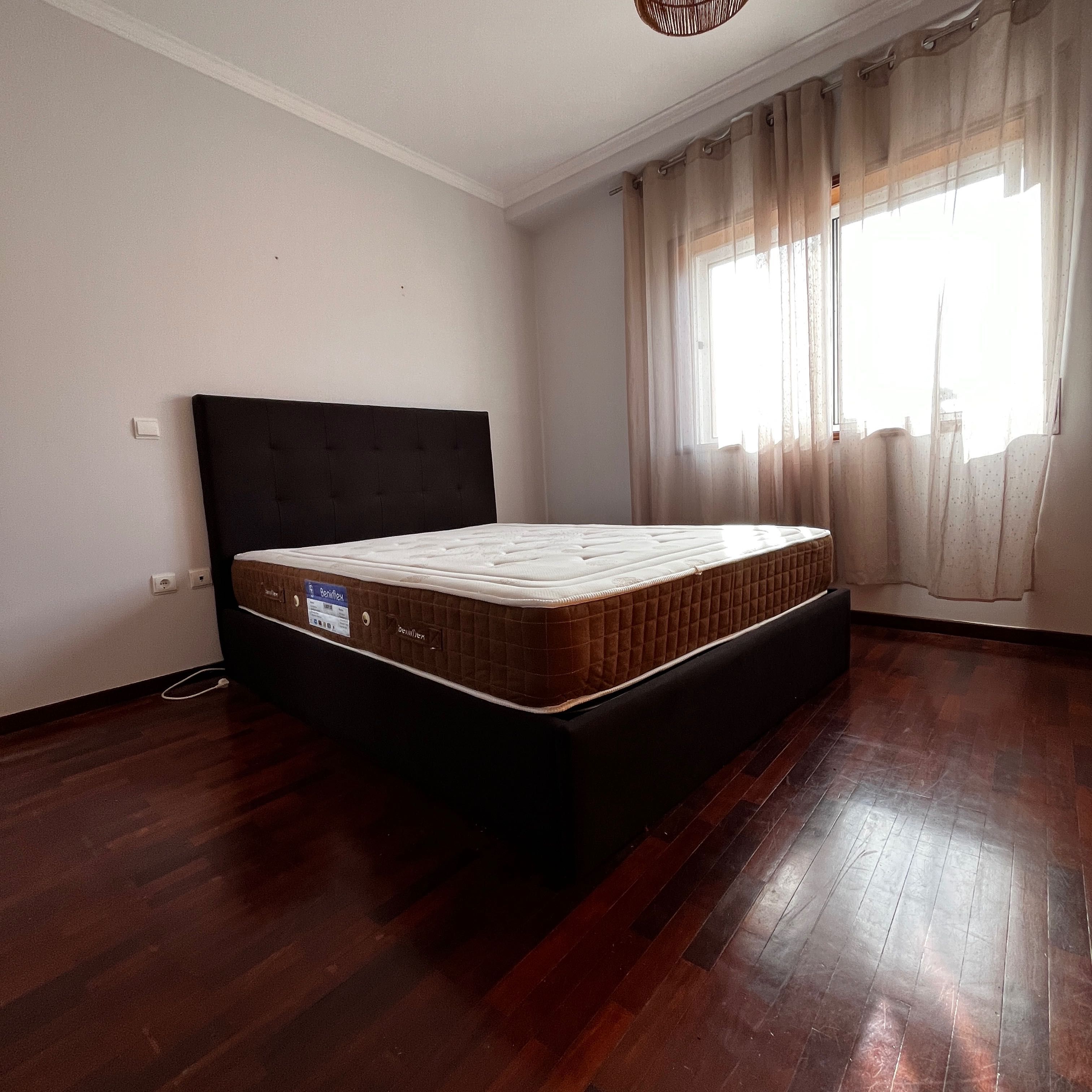 Cama sommier cor preto