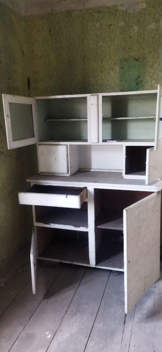 Stary kredens przedwojenny lub PRL