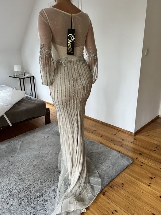 Zjawiskowa suknia ręcznie wyszywana