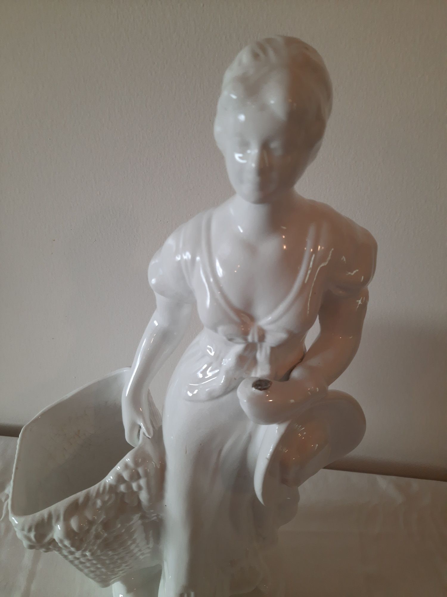 Boneca em cerâmica com floreira