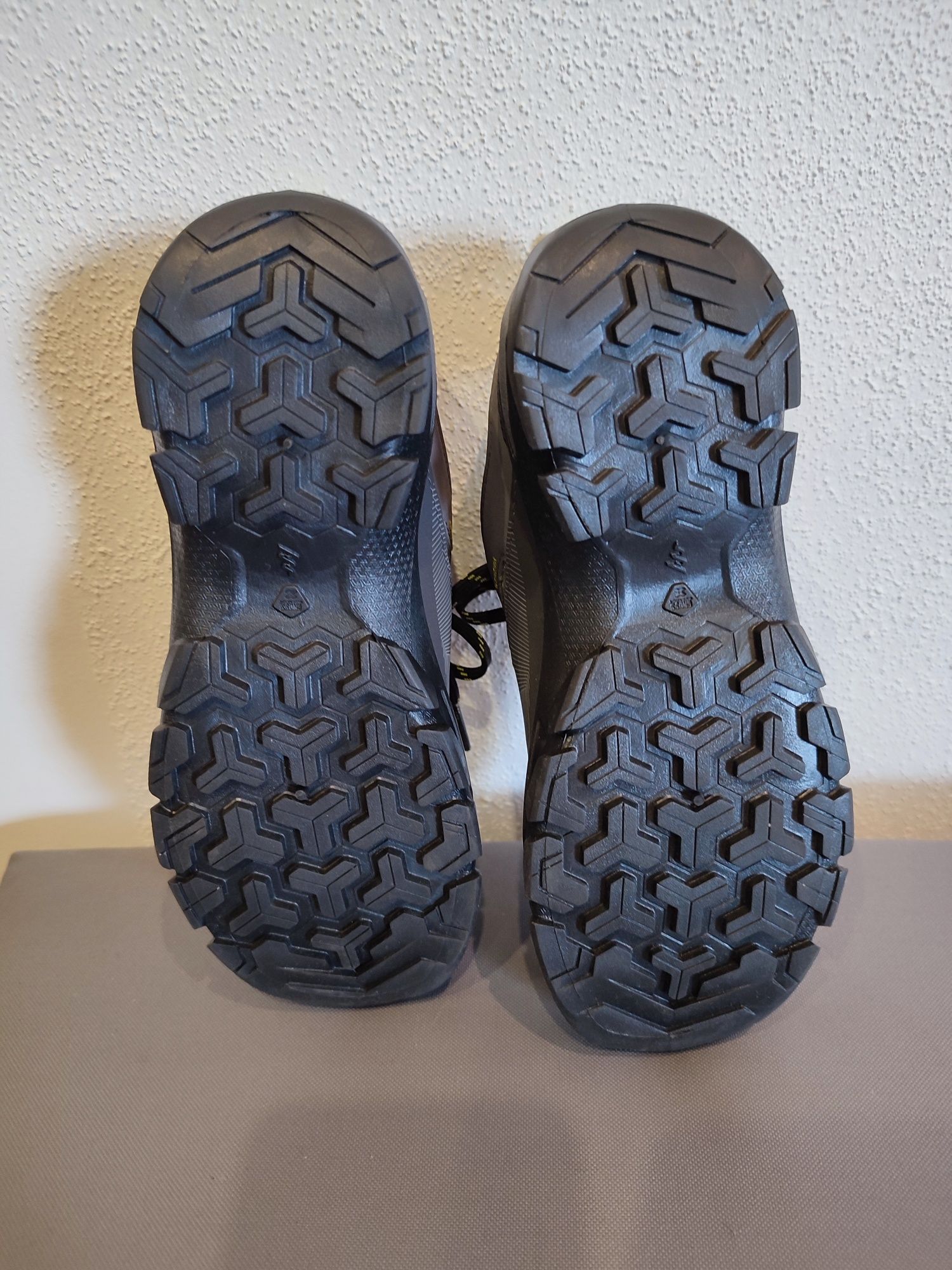 Buty turystyczne chłopięce quechua nowe bez metki r.35