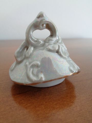 Pequeno bule de porcelana decorativo
