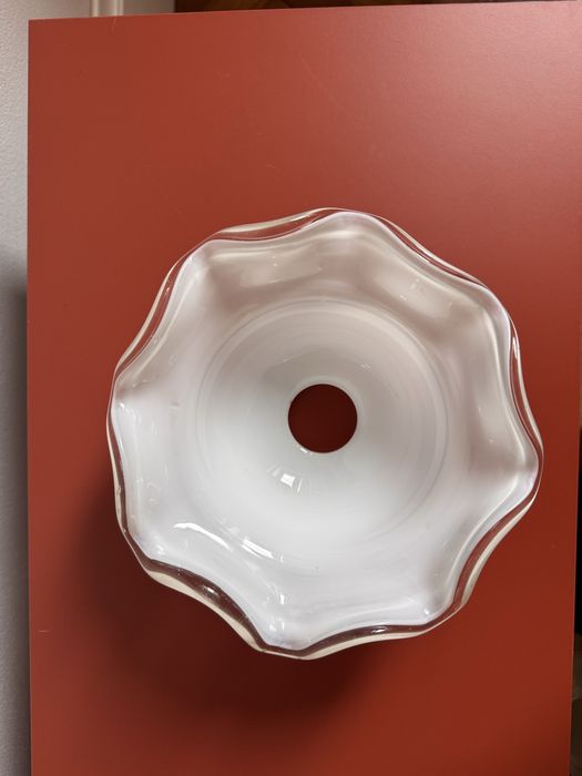 Szklany klosz vintage – falowany, mleczne szkło z bezbarwną krawędzią