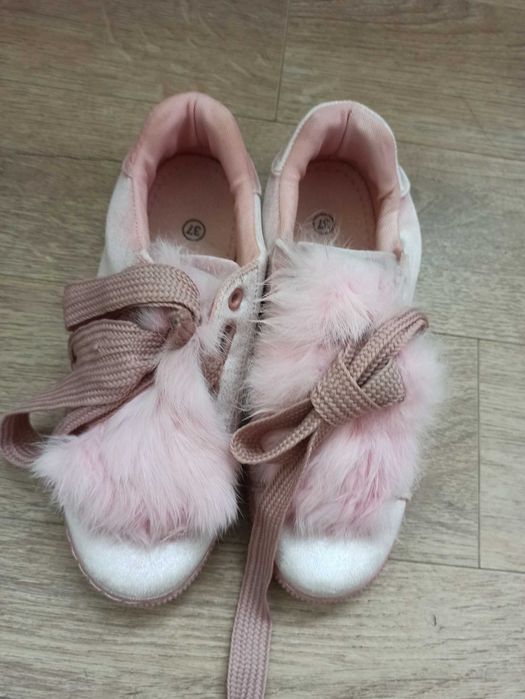Кроссовки украшены мехом на девочку