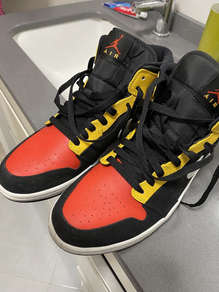 Jordan 1 mid Amarillo