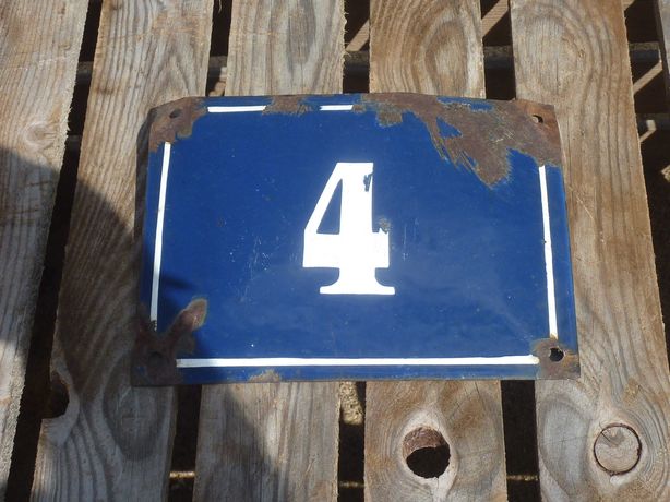 Stara tablica emaliowana z numerem domu 4