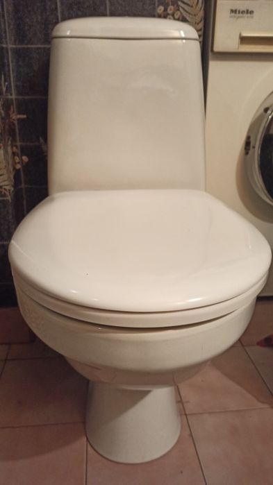 WC kompakt. Toaleta stojąca.