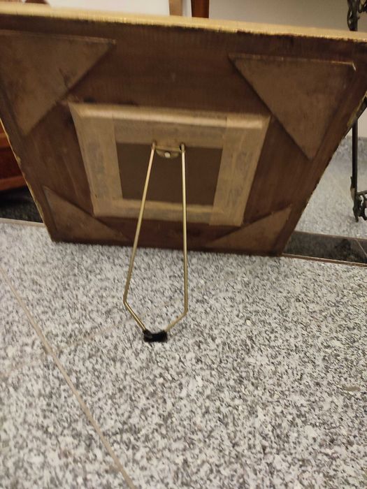 Quadro moldura em folha de ouro e gravura de cavalos. Vista ouro.