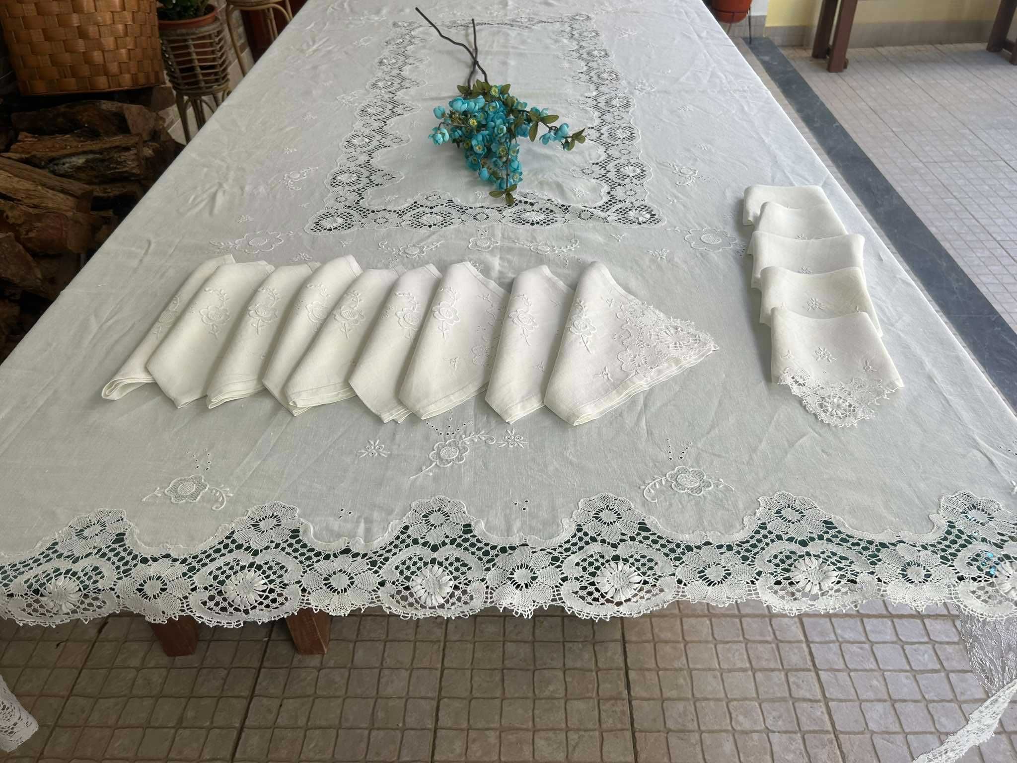 Toalha de mesa em puro linho, bordada com aplicação de renda de Bilros