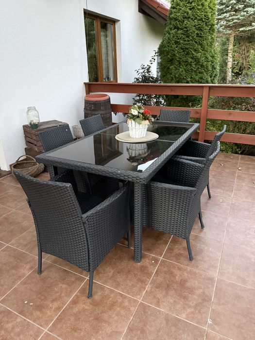 Sprzedam stół w komplecie z krzesłami