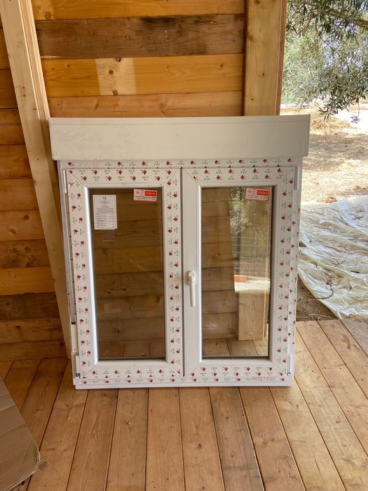 janela nova com estores de rolo