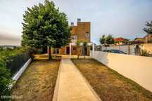 Moradia T5 | 2 Suítes | 3 Frentes | Zona Residencial bastante tranquil