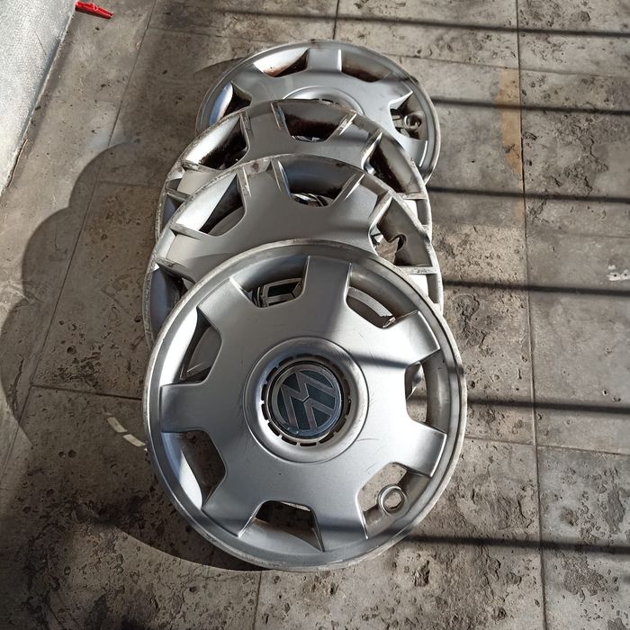 Vendo anilhas de enchimento para jantes Vw Polo e cinco tampões.