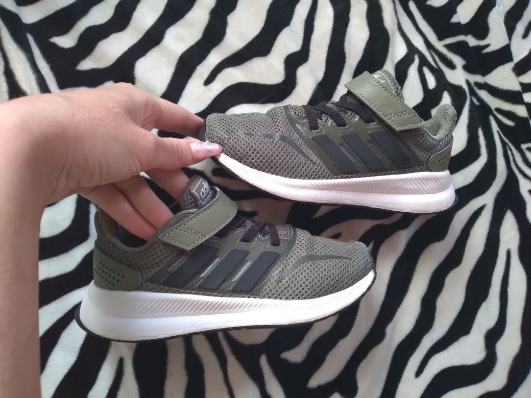 Oryginalne chłopięce buty adidas khaki