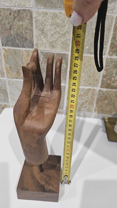 Mão suporte joias em madeira