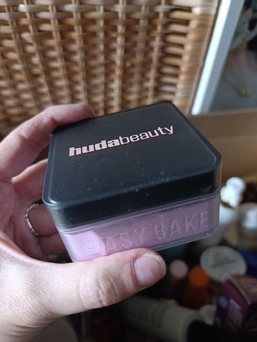 Huda Beauty Easy Bake puder do twarzy