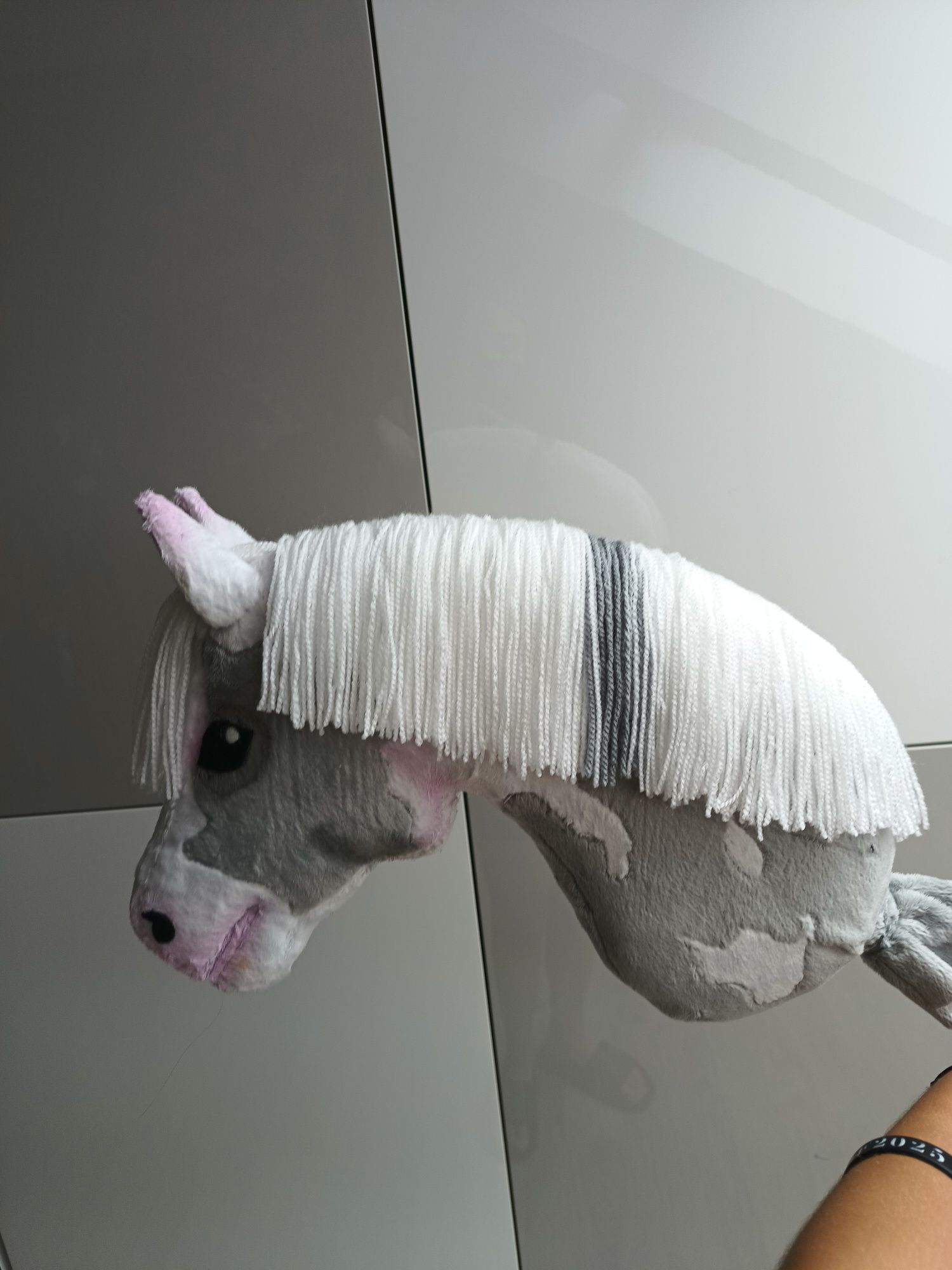 Hobby horse siwy-srokaty a3