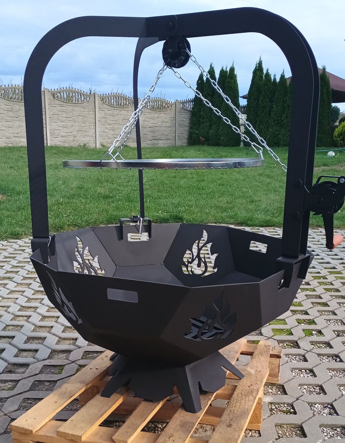 1. Palenisko ogrodowe 80 cm z rusztem – grill i dekoracja w jednym!