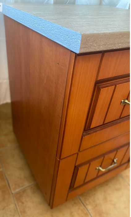 Цену снижено! Продам хорошую тумбу из дерева для кухни / гостиной