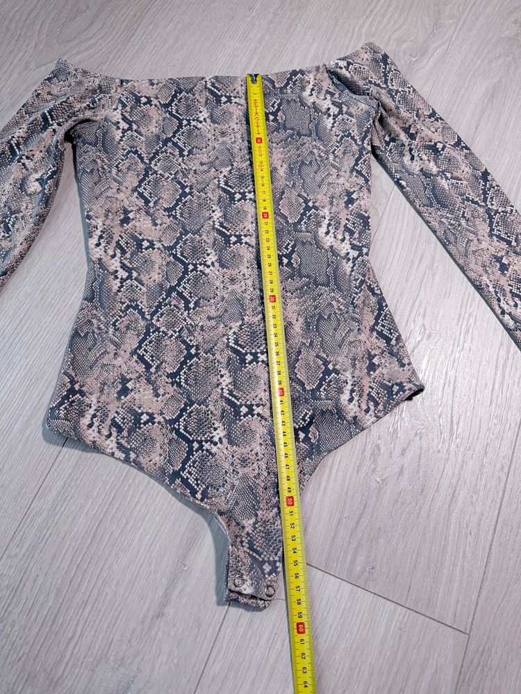 Body Bershka wężowy wzór s 36 bluzka Pinterest z odkrytymi ramionami