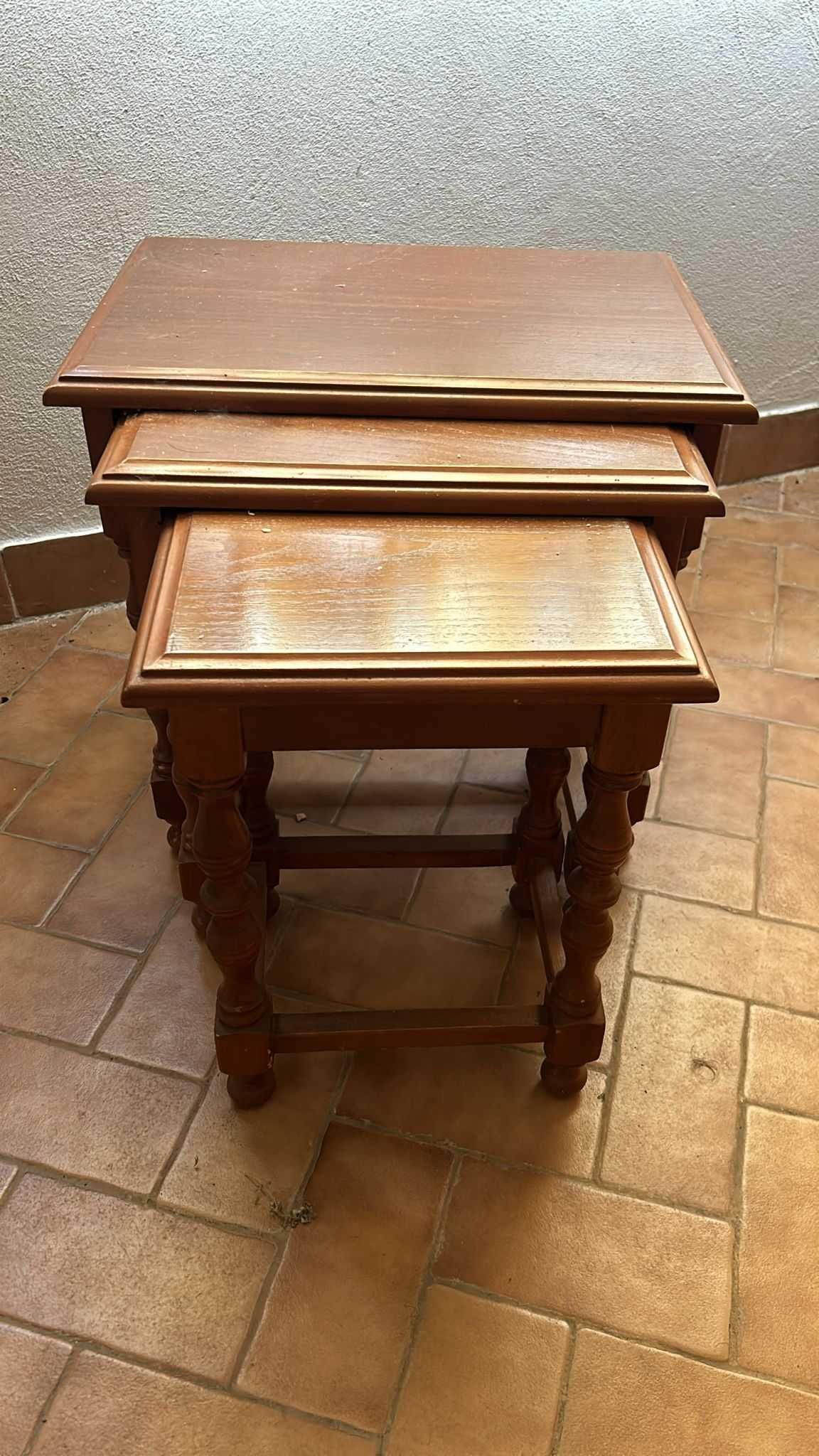 Vendo conjunto de 3 mesas em madeira com 3 medidas diferentes