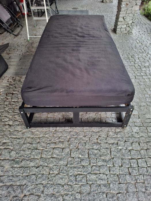 Łóżko z materacem